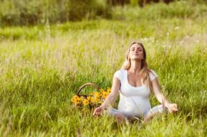 Mujer embarazada relajada en la naturaleza