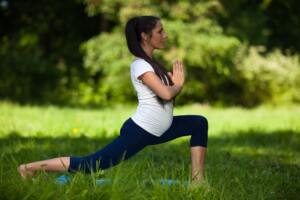 Mujer embarazada practicando yoga