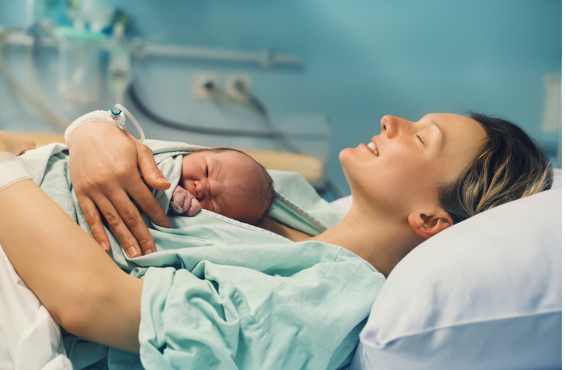 Mamá y bebé piel con piel tras el parto