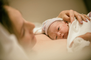 Mamé y bebé piel con piel inmediatamente después del parto