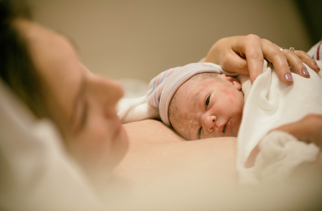 Mamé y bebé piel con piel inmediatamente después del parto