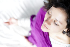 Posturas para relajar tu útero y despertar tu energia femenina