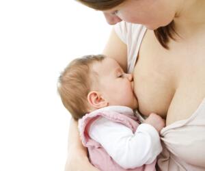Madre amamantando a un bebé